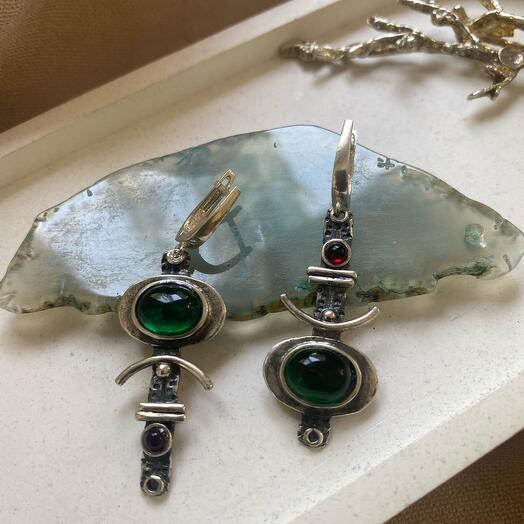 Brincos assimétricos artesanais feitos em estilo étnico