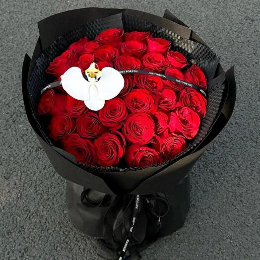 Red roses with white Orchid