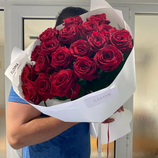Rosas rojas en paquete blanco
