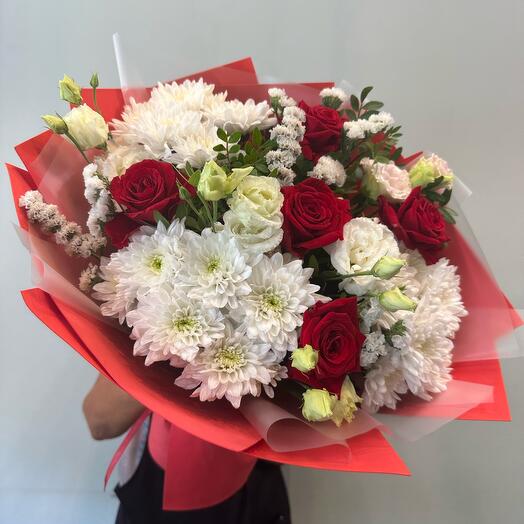 Букет из хризантем и красных роз 🌹