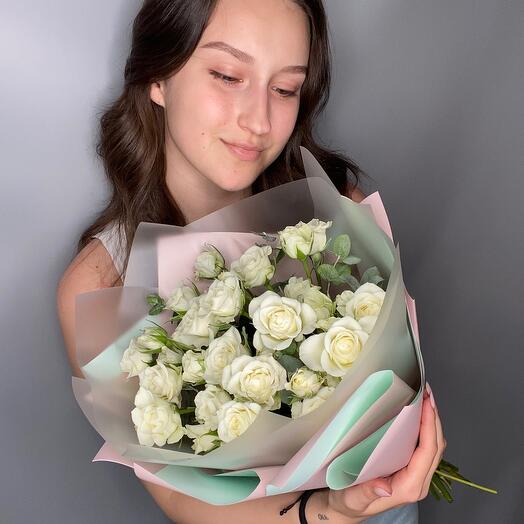Букет из белой кустовой розы