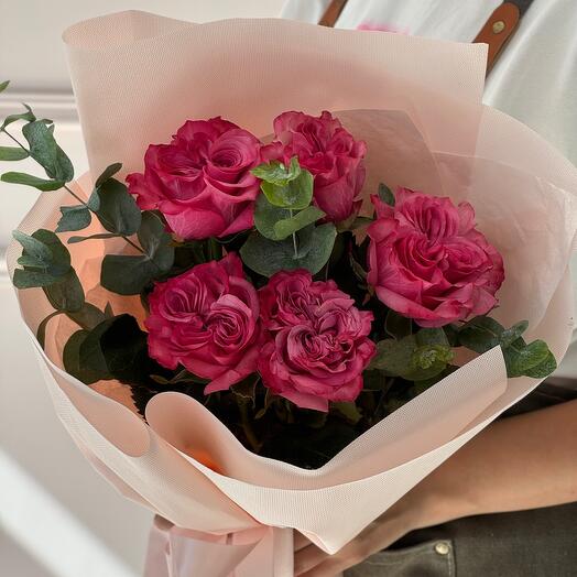 Монобукет из пионовидных роз и эвкалипта