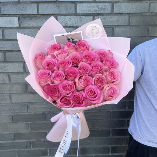 25 light pink roses