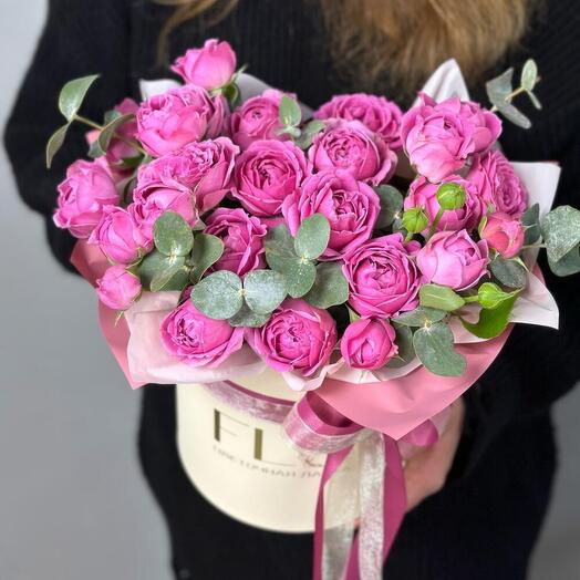 Пионовидные розы в шляпной коробке