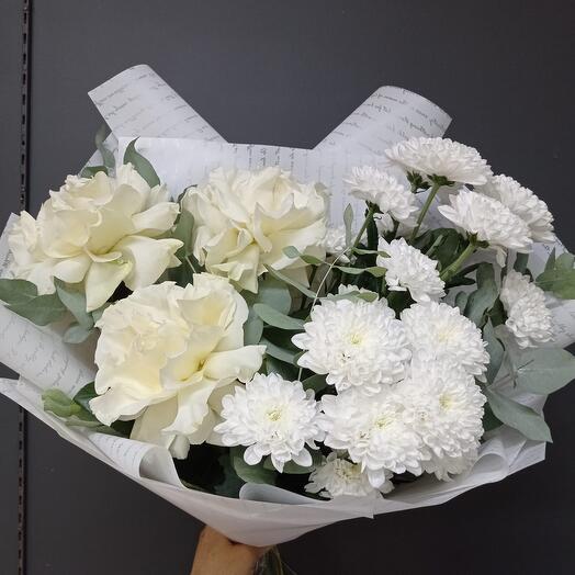 Ramo con rosas francesas, delicados crisantemos y ramitas de eucalipto