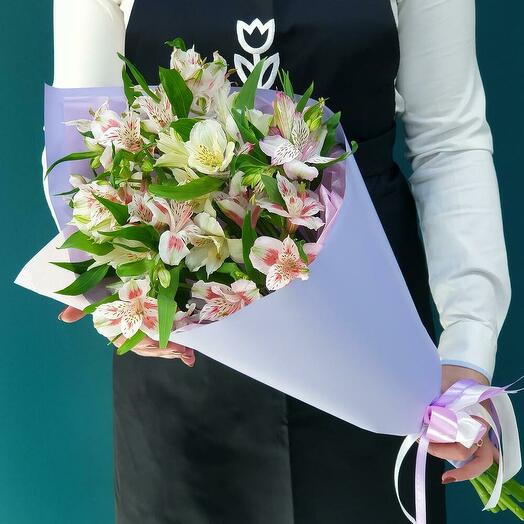 Bouquet of 7 white alstroemeria in a design design 50 cm