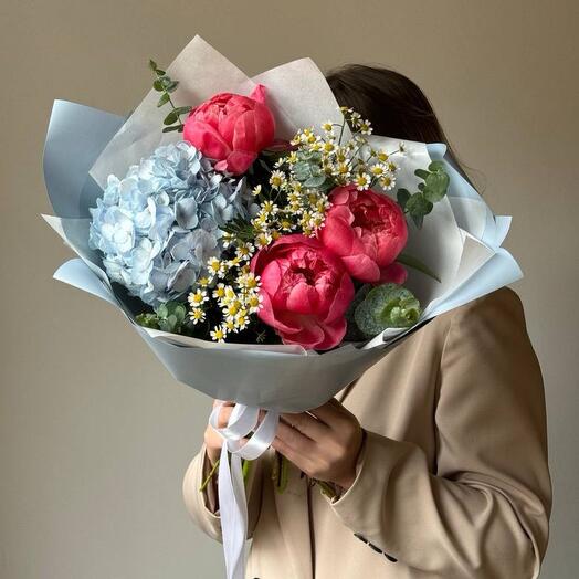 Ramo prefabricado de peonías y hortensias