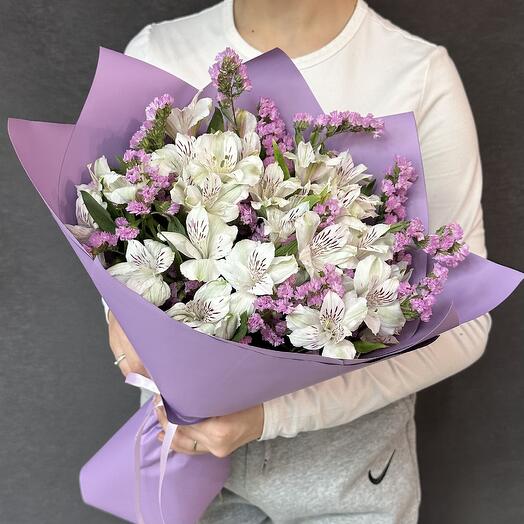 Букет сборный белые альстромерии и розовая статица