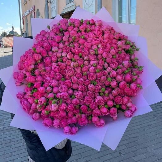 Огромный букет с пионовидными розами