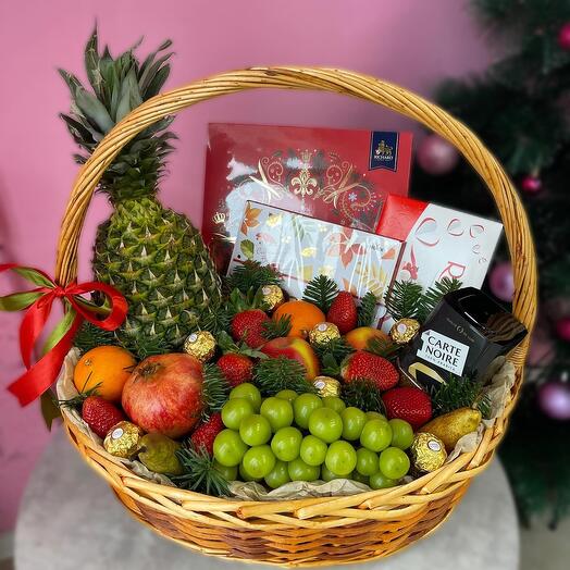 Новогодняя корзина XL из фруктов чая и конфет