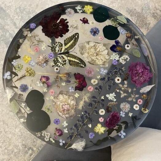 Стол приставной из эпоксидной смолы с цветами ручной работы