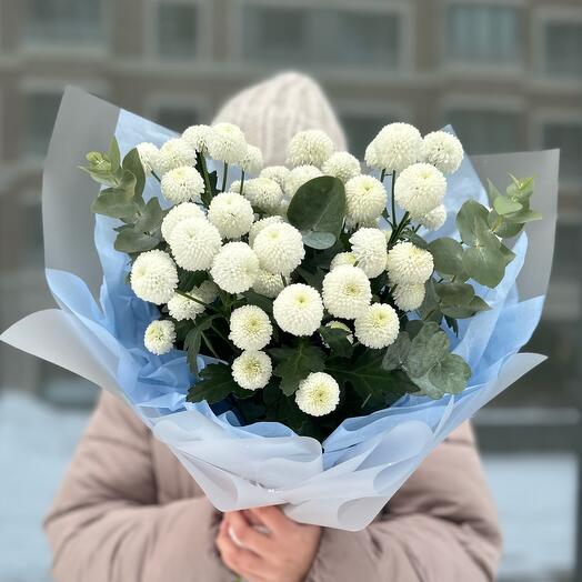 Белый букет пушистые кустовые хризантемы сантини с эвкалиптом DAISY