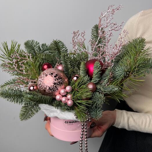 Новогодняя композиция с нобилисом в розовых тонах