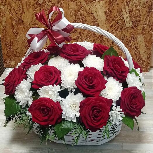 Корзина с розой и хризантемой
