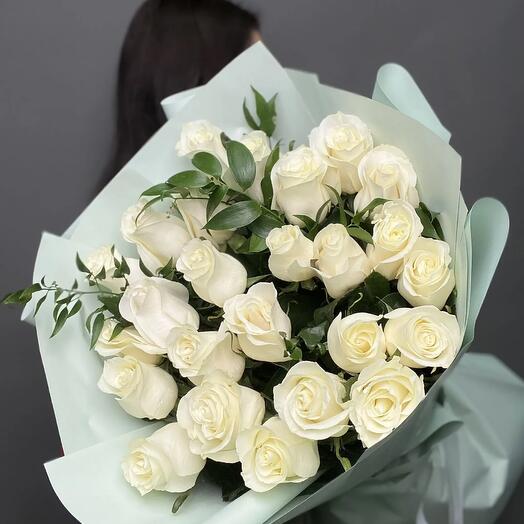 25 белых роз с рускусом