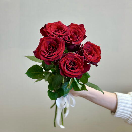 Monobooket de 5 rosas debajo de la cinta