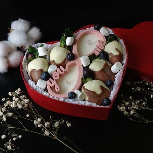 Киндер клубника в шоколаде в коробке сердце 2