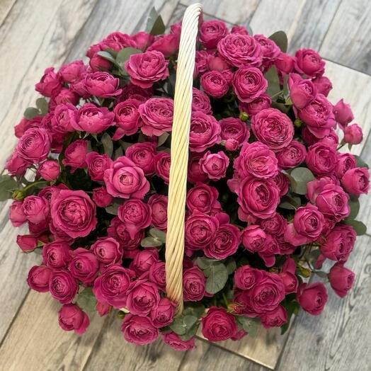 Корзина из пионовидных кустовых роз с эвкалиптом🌹
