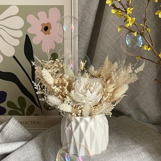 Композиция из сухоцветов с розой стабилизированной