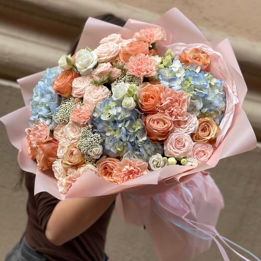 Букет с гортензией , пионовидными розами и эустомой