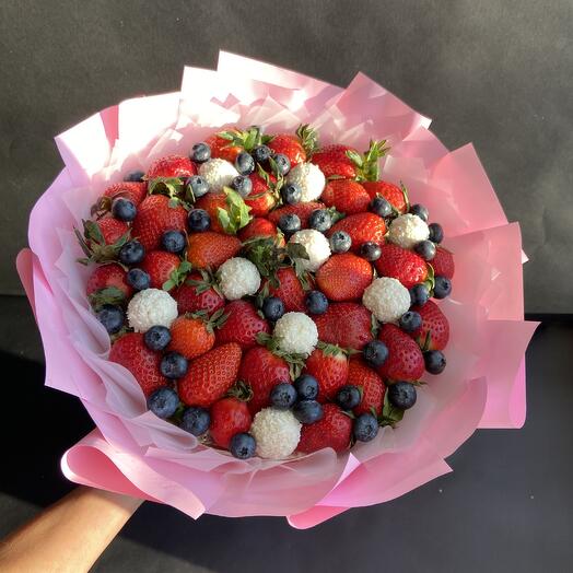 Букет из клубники, конфет рафаэло, голубики