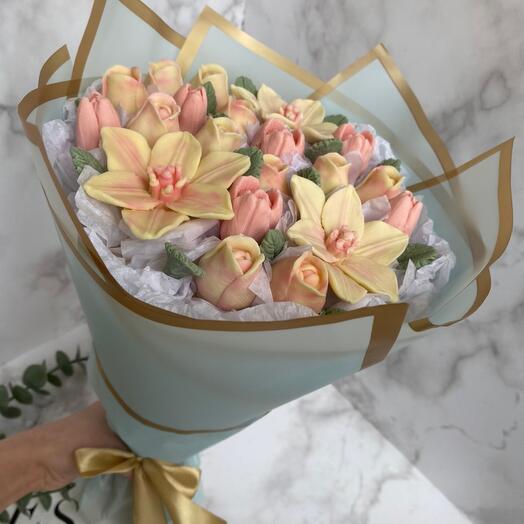 Букет с лилиями и розами с начинкой рафаэлло