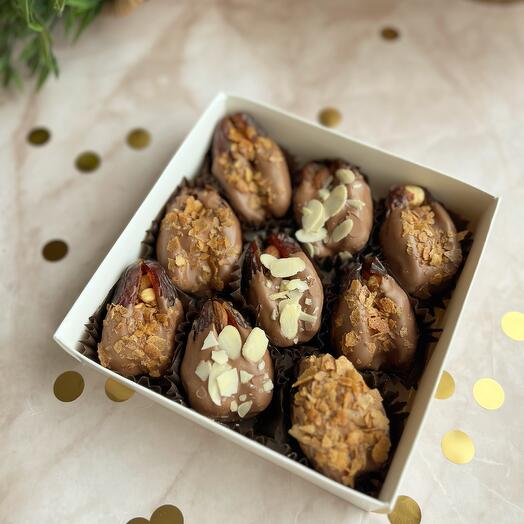 Финики в молочном шоколаде с орехами в подарок