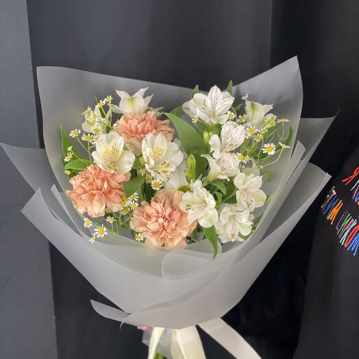 Bouquet of caramel carnations, alstroemeria and daisies "Summer in the shower"