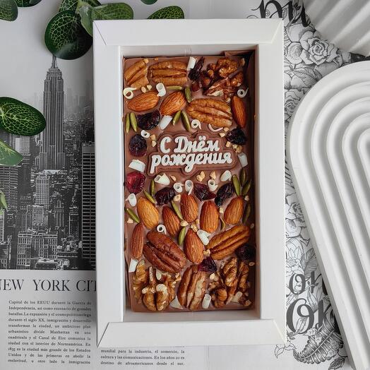 Шоколадная открытка на День рождения с орехами и вяленой клюквой