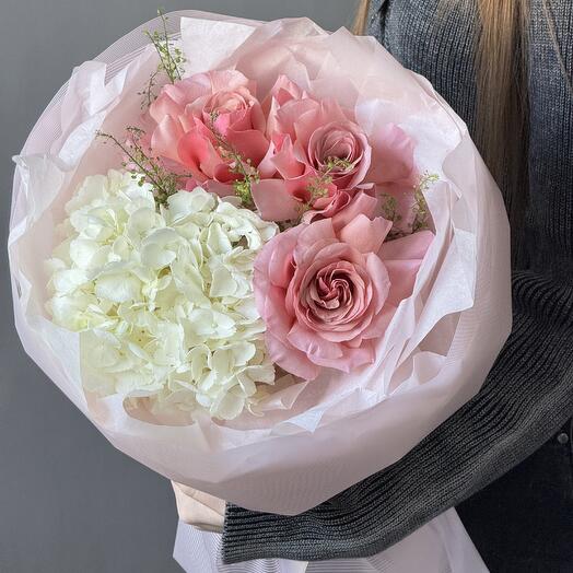 Букет с гортензией и розами 💗