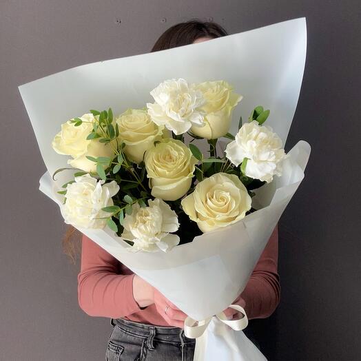 Bouquet of white roses and dianthus