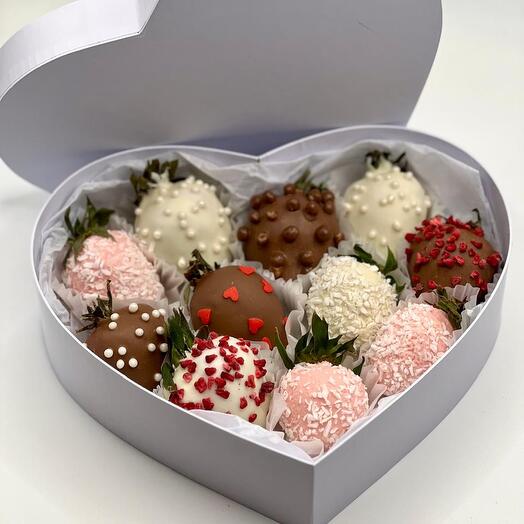 Клубника в белом и молочном шоколаде в коробке сердце