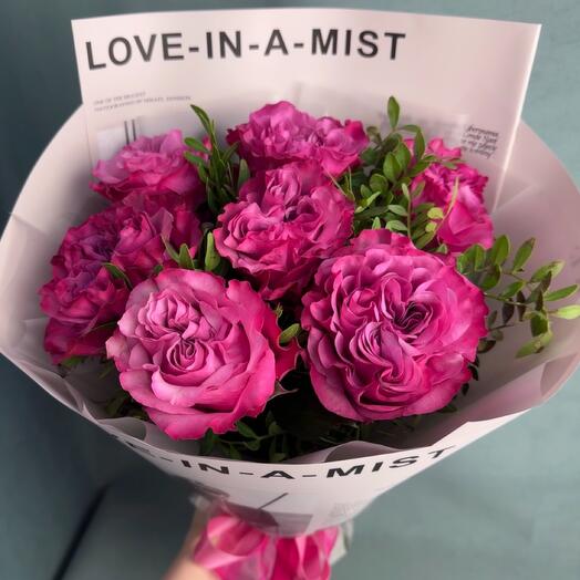 7 peony-shaped roses with greenery
