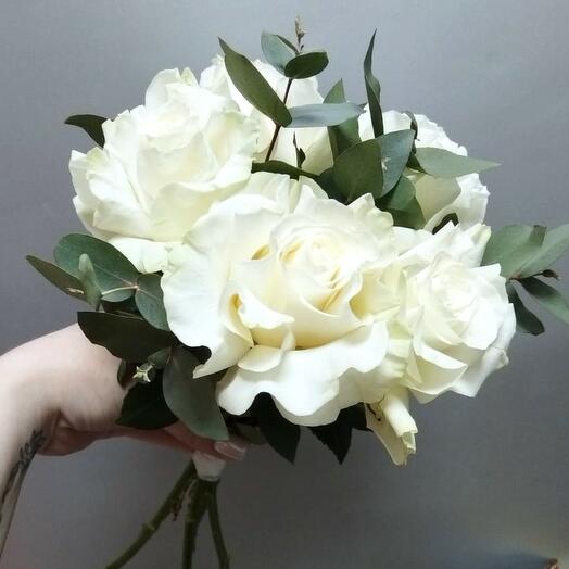 Букет невесты из француских роз с эвкалиптом