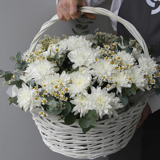 Корзина с хризантем и ромашек