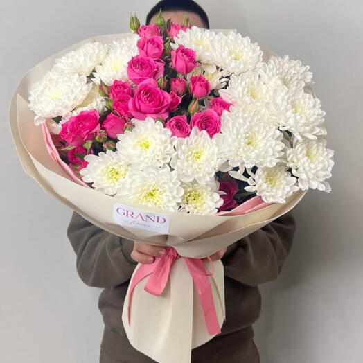 Пышный букет из кустовых роз и хризантем