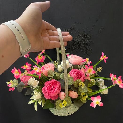 Корзина из искусственных цветов