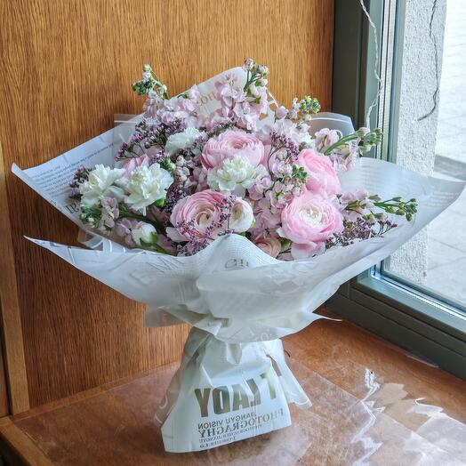 Нежные ранункулюсы в сборном букете