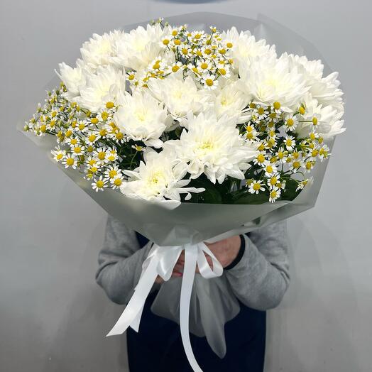 Букет «Зефир» из белых кустовых хризантем и ромашек
