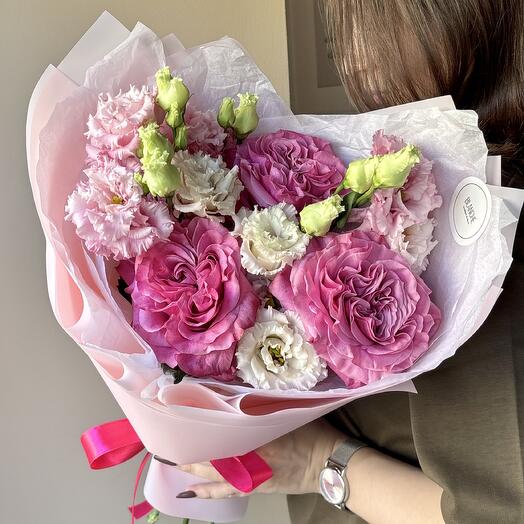 Букет «Вишенка» с пионовидными розами и ажурной эустомой💗