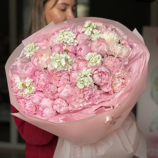 Пионы 35 штук + маттиола 10 штук