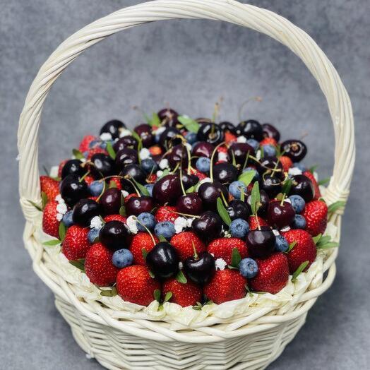 Ягодная корзина из клубники , черешня ,голубикой