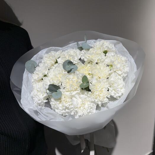 Букет из 15 диантусов с эвкалиптом