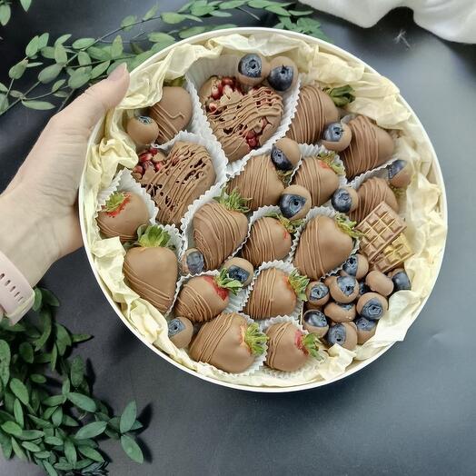 Клубника и сердце с гранатом в шоколаде , голубика в шоколаде