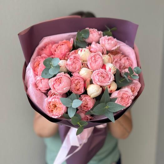 Кустовые пионовидные розы Джульетта и Сиюка с эвкалиптом