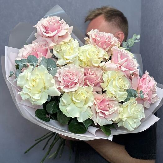 Букет из 15 белых и розовых французских роз