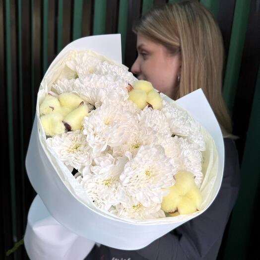 Букет из белых хризантем и хлопка в белой упаковке