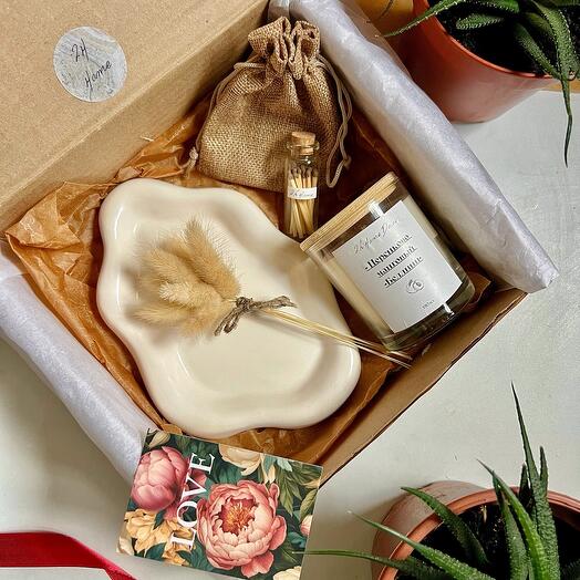 Подарочный набор с ароматической свечей персиково-манговый беллини