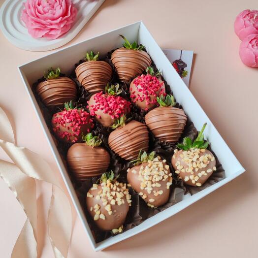 Клубника в шоколаде 12-16 шт с сублимированной малиной и арахисом