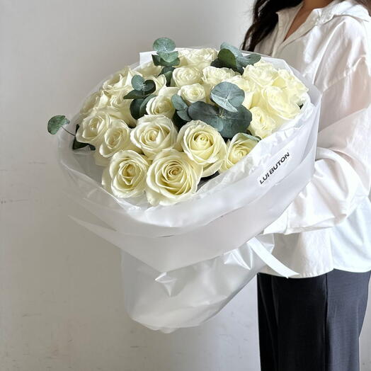 Букет "25 роз с эвкалиптом"